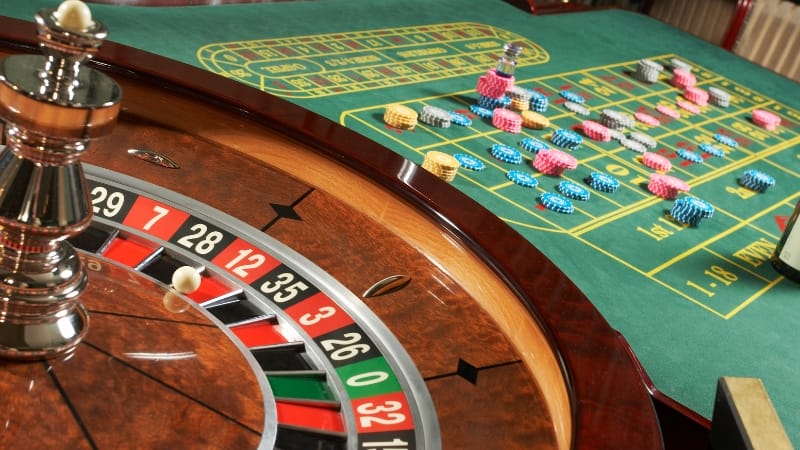 New players bet red/black for its near 50/50 win chance