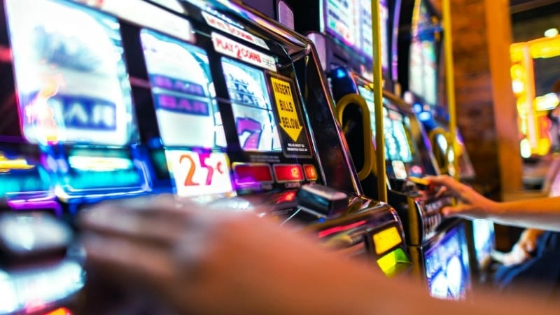 Slots captivate players with bright colors and sounds